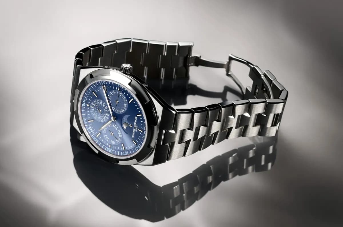 Vacheron Constantin presenta una Overseas QP en oro blanco y edición limitada